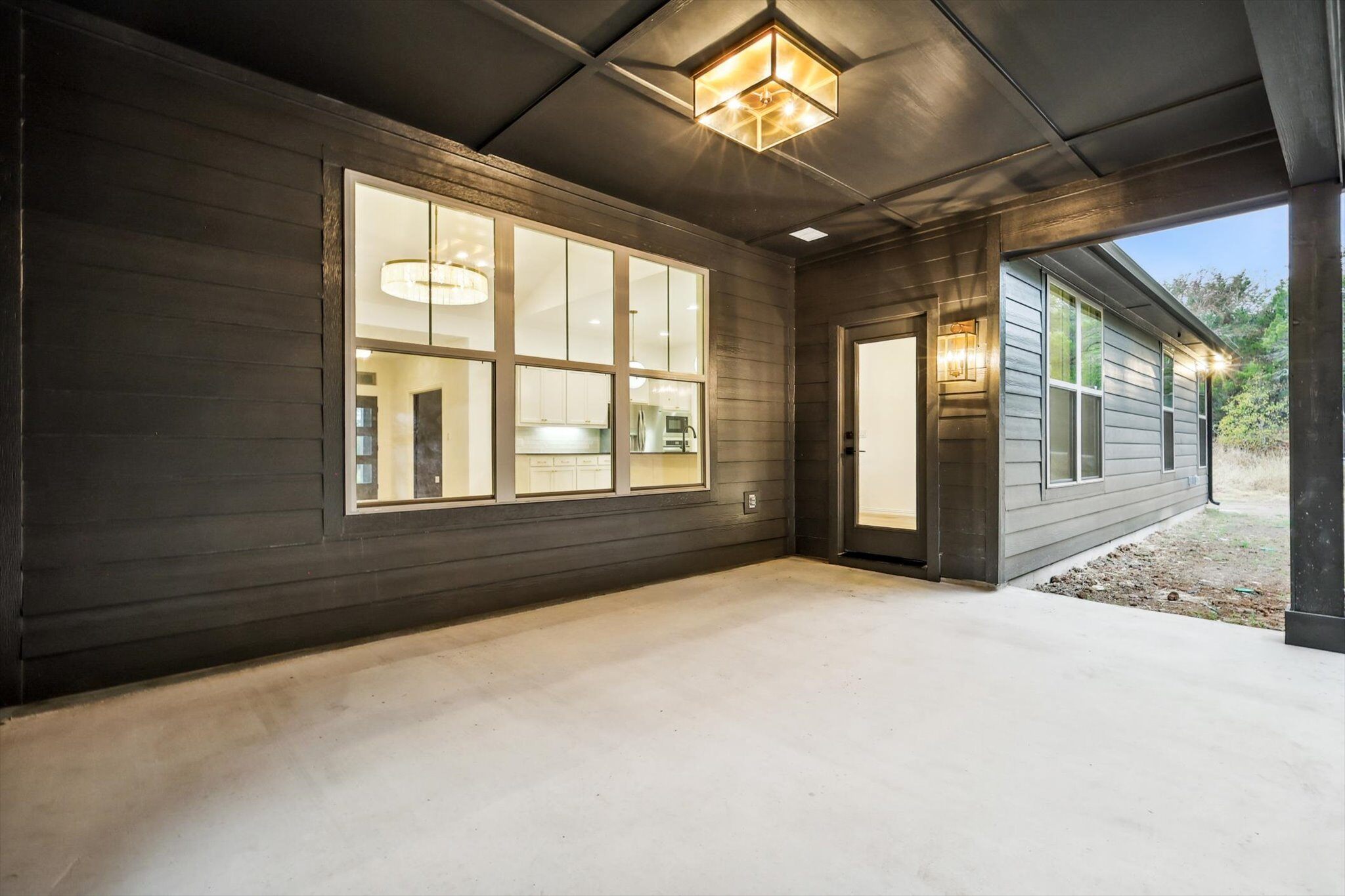 Hedgefield Homes Grandview back covered patio with elegant lighting